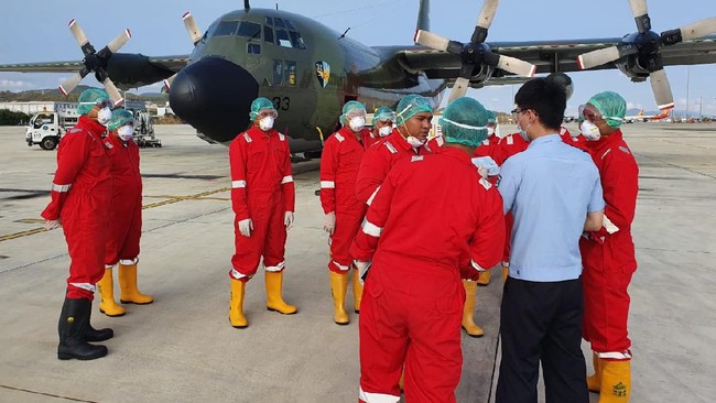 Pesawat pengangkut alat kesehatan dari China tiba di bandara Halim Perdanakusuma, Senin (23/3).
