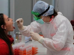 Kisah Petugas Lab Pengambil Swab Pasien Corona di Sidrap