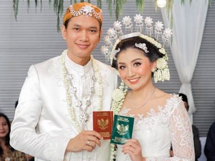7 Foto Pernikahan Putri Sulung Feni Rose, Bahagia dan Mengharukan