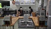 FOTO: Jaga Jarak Cegah Corona ala Barista Thailand Barista di kafe-kafe Thailand tak sepenuhnya berhenti melayani. Mereka menggunakan boks-boks untuk mengantarkan kopi dan mengambil uang dari pelanggan.
