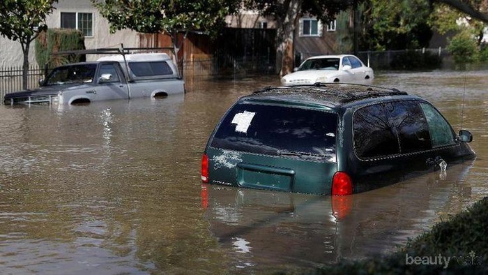 Jangan Langsung Dinyalakan, Ini Tips Menangani Mobil Setelah Terendam Banjir