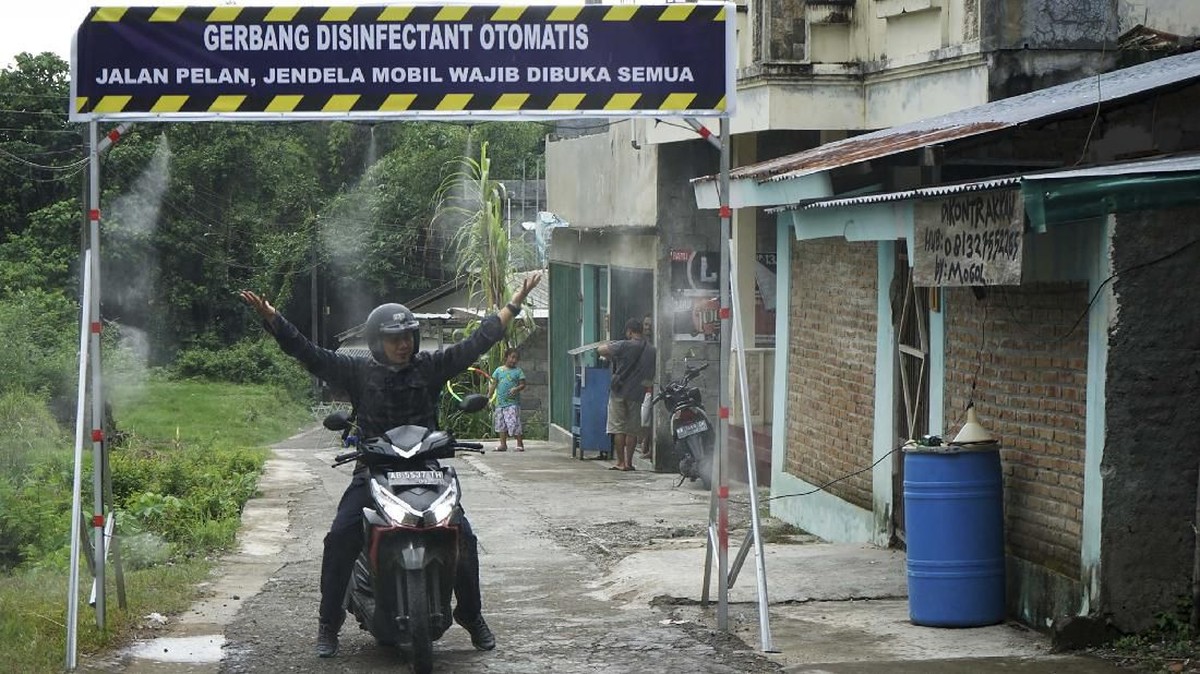 FOTO: Bilik Disinfektan Cegah Corona di Sudut-sudut Indonesia