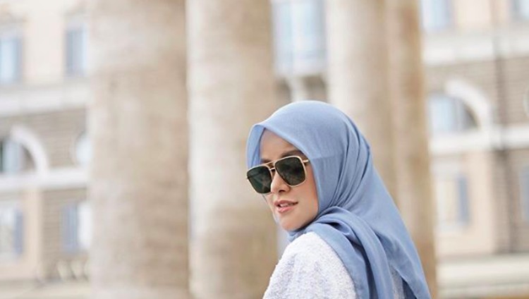 Olla Ramlan menjadi salah satu artis yang hobi main TikTok nih, Bun. Gaya hijabnya pun ikut mencuri perhatian netizen lho. Simak yuk gayanya!