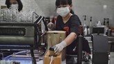 FOTO: Jaga Jarak Cegah Corona ala Barista Thailand Barista di kafe-kafe Thailand tak sepenuhnya berhenti melayani. Mereka menggunakan boks-boks untuk mengantarkan kopi dan mengambil uang dari pelanggan.