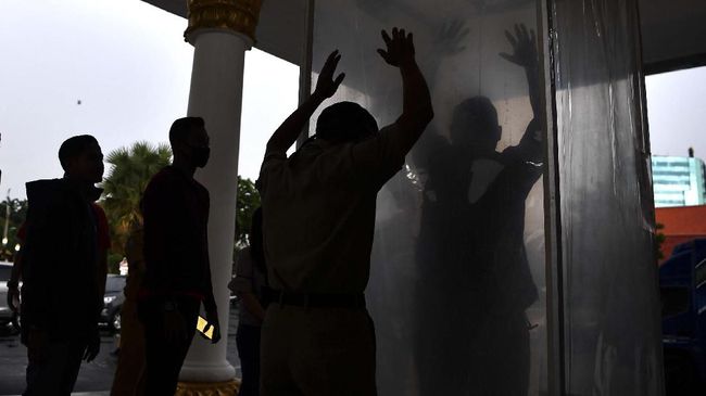Disinfektan yang langsung mengenai tubuh berpotensi membahayakan. Paparan berlebih juga bisa menimbulkan efek kesehatan jangka panjang.