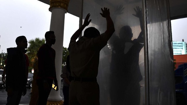 Baznas DKI berharap perusahaan bekerja sama untuk membantu ketersediaan bilik disinfektan yang dapat diletakkan di tiap sudut Jakarta.