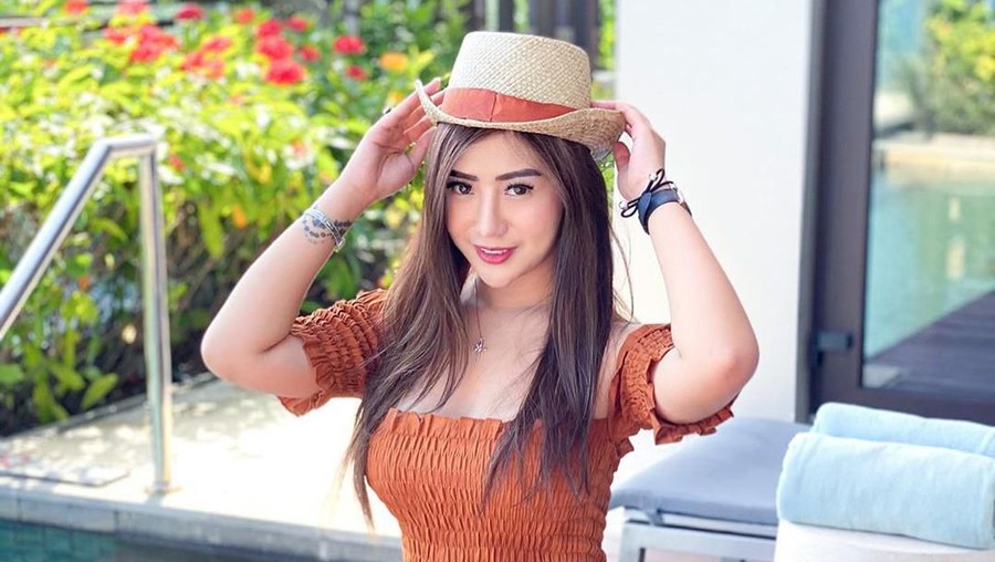 Pose Mesranya dengan Suami DJ Butterfly Disebar, Shelley Soju Buka Suara Shelley Soju memberi penjelasan soal dirinya dan suami DJ Butterfly yang berpose mesra.