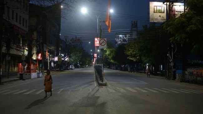 Pemerintah India menetapkan lockdown total selama 21 hari untuk mencegah penyebaran virus corona lebih luas di negara berpopulasi 1,3 miliar orang tersebut.