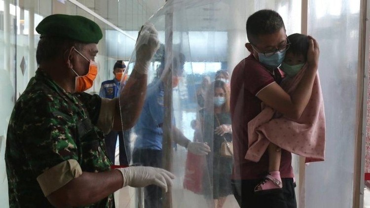 Apakah disinfektan yang Bunda semprotkan di tangan bakal mencegah virus corona datang ke rumah?