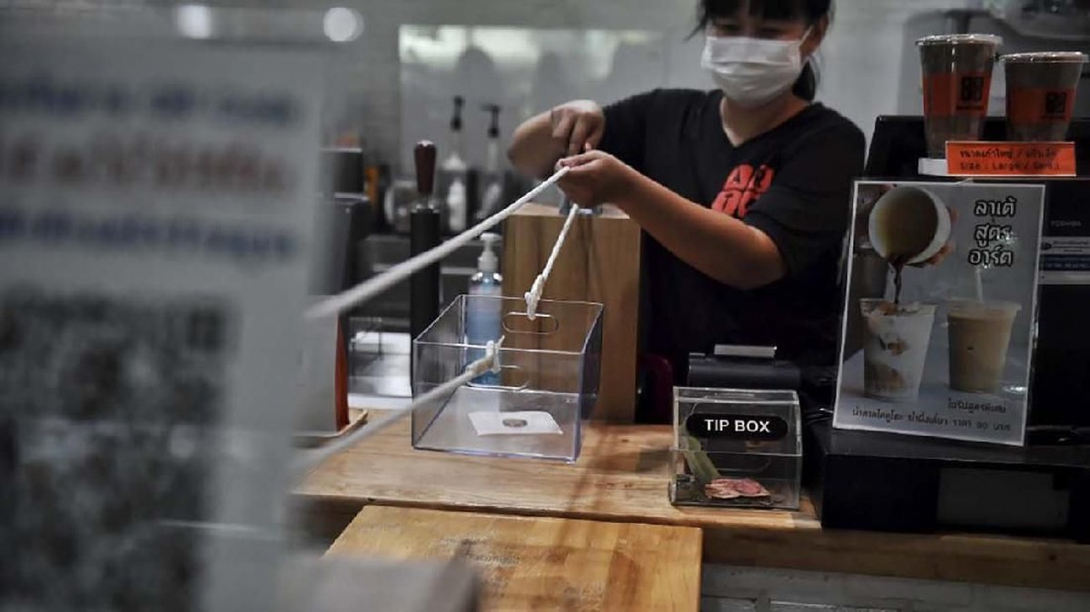 FOTO: Jaga Jarak Cegah Corona ala Barista Thailand