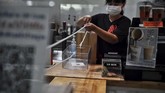 FOTO: Jaga Jarak Cegah Corona ala Barista Thailand Barista di kafe-kafe Thailand tak sepenuhnya berhenti melayani. Mereka menggunakan boks-boks untuk mengantarkan kopi dan mengambil uang dari pelanggan.