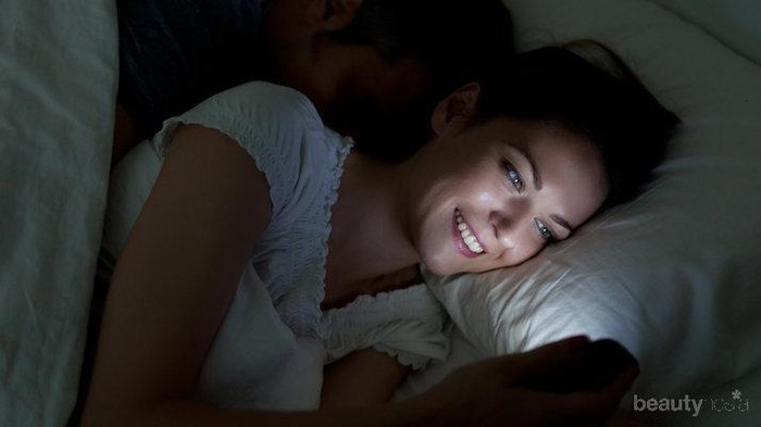 Stop Main Handphone di Tempat Gelap, Ini Bahayanya!