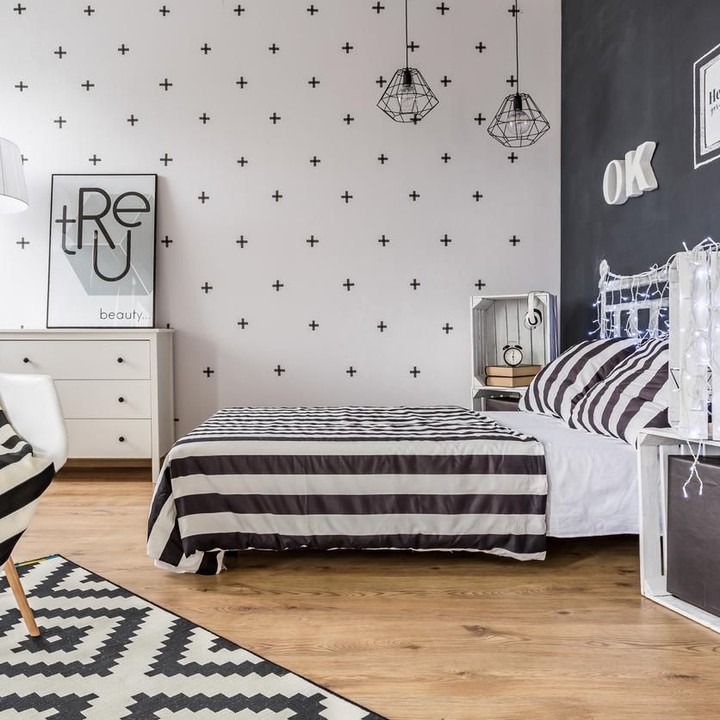 <p>Ingin terlihat lebih bebas? Warna monokrom bisa diaplikasikan menjadi cat dinding kamar tidur. (Foto: iStock)</p>