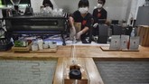FOTO: Jaga Jarak Cegah Corona ala Barista Thailand Barista di kafe-kafe Thailand tak sepenuhnya berhenti melayani. Mereka menggunakan boks-boks untuk mengantarkan kopi dan mengambil uang dari pelanggan.