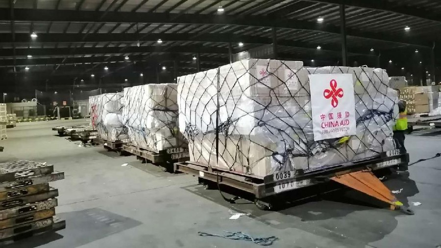 Bantuan medis untuk mengatasi kasus corona COVID-19 yang diberikan dari Tiongkok telah tiba di Indonesia.