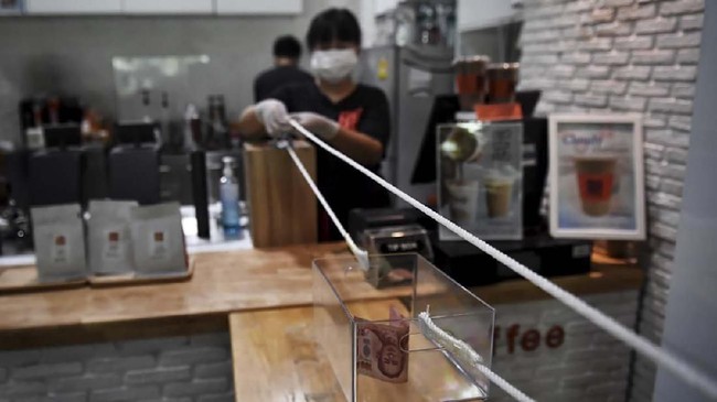 FOTO: Jaga Jarak Cegah Corona ala Barista Thailand