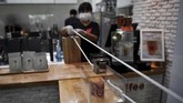 FOTO: Jaga Jarak Cegah Corona ala Barista Thailand Barista di kafe-kafe Thailand tak sepenuhnya berhenti melayani. Mereka menggunakan boks-boks untuk mengantarkan kopi dan mengambil uang dari pelanggan.