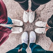 Sneakers Putih Kotor Setelah Banjir? Ini Perawatan Ampuh Untuk Kembalikan Warnanya