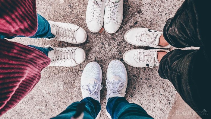 Sneakers Putih Kotor Setelah Banjir? Ini Perawatan Ampuh Untuk Kembalikan Warnanya
