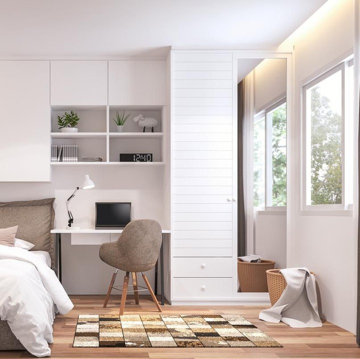 <p>Dalam kamar tidur, kita juga bisa menggunakan lemari serbaguna yang dapat dijadikan meja sekaligus tempat penyimpanan. (Foto: iStock)</p>
