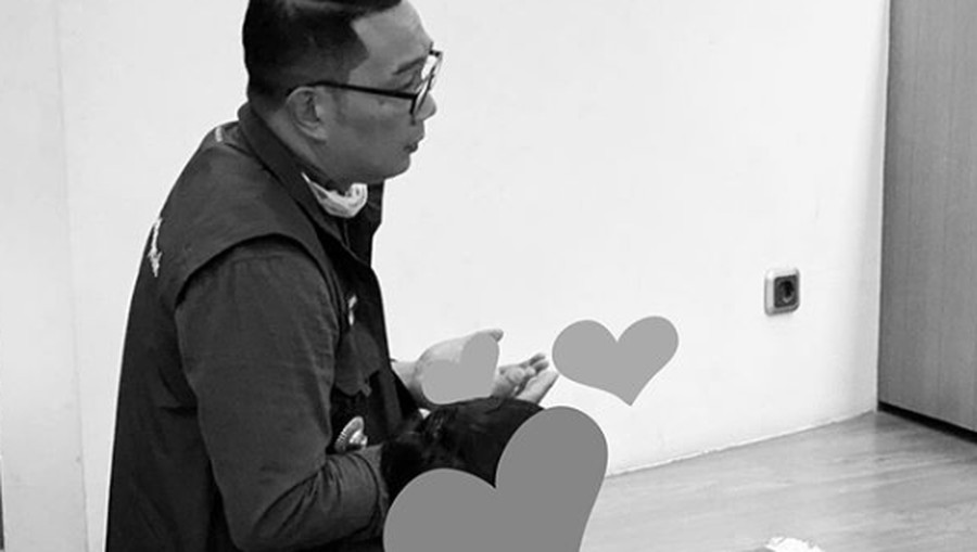 Gubernur Jawa Barat Ridwan Kamil mengunggah momen haru saat berdoa bersama bocah yang ia sebut bernama Dede --bukan nama sebenarnya--.