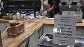 FOTO: Jaga Jarak Cegah Corona ala Barista Thailand Barista di kafe-kafe Thailand tak sepenuhnya berhenti melayani. Mereka menggunakan boks-boks untuk mengantarkan kopi dan mengambil uang dari pelanggan.