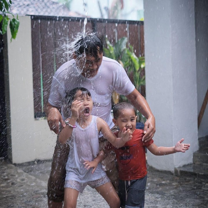 <p>Wah, seru banget Kala dan Kaba main bareng ayah Hanung. Ini jadi salah satu cara keluarga Zaskia menikmati kampanye 'di rumah aja'. (Foto: Instagram @zaskiadyamecca)</p>