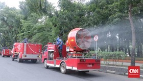 Cegah Corona, Jalan di Berbagai Daerah Disemprot Disinfektan