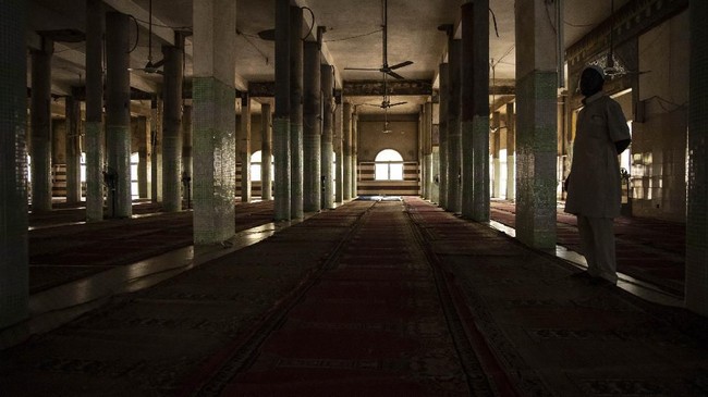Sebuah masjid di kawasan Perancis barat daya 'dihajar' aksi vandalisme pada tembok-temboknya, namun imam meminta tak terprovokasi.