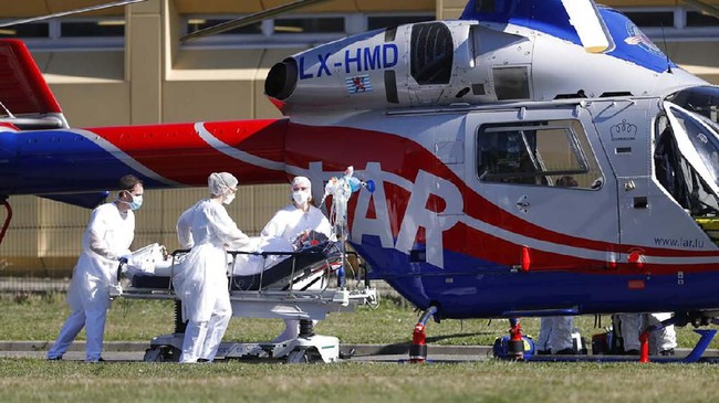 A victim of the Covid-19 virus is evacuated from the Mulhouse civil hospital, eastern France, Monday March 23, 2020. The Grand Est region is now the epicenter of the outbreak in France, which has buried the third most virus victims in Europe, after Italy and Spain. For most people, the new coronavirus causes only mild or moderate symptoms. For some it can cause more severe illness. (AP Photo/Jean-Francois Badias)