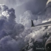 Begini Cara Agar Tetap Tenang Saat Hadapi Turbulensi Pesawat
