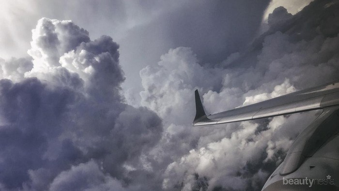 Begini Cara Agar Tetap Tenang Saat Hadapi Turbulensi Pesawat