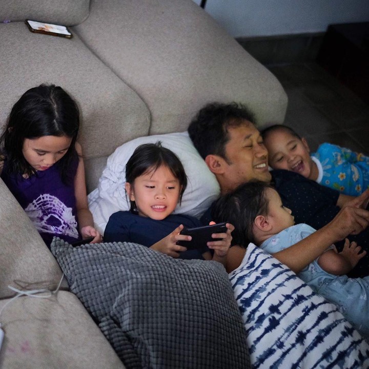 <p>Zaskia dan Hanung menganggap, Jogja akan lebih kondusif bagi mereka yang memiliki banyak anak. Apalagi, rumah mereka di sana memiliki halaman sangat luas. (Foto: Instagram @zaskiadyamecca)</p>
