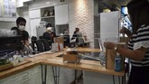 FOTO: Jaga Jarak Cegah Corona ala Barista Thailand Barista di kafe-kafe Thailand tak sepenuhnya berhenti melayani. Mereka menggunakan boks-boks untuk mengantarkan kopi dan mengambil uang dari pelanggan.