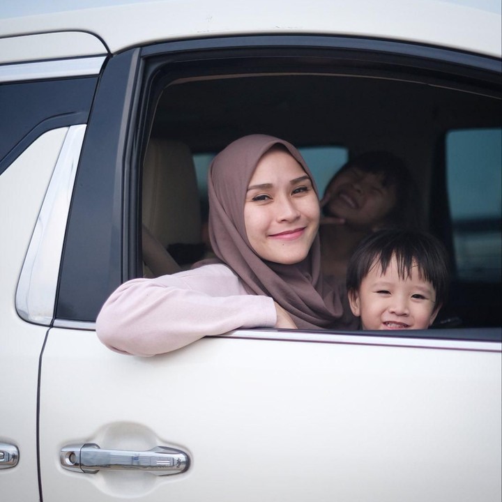 <p>Pada pekan lalu, Zaskia Adya Mecca mengaku nekat menyetir mobil sendiri ke Yogyakarta. Saat itu, Zaskia bertekad menyusul sang suami, Hanung Bramantyo. (Foto: Instagram @zaskiadyamecca)</p>