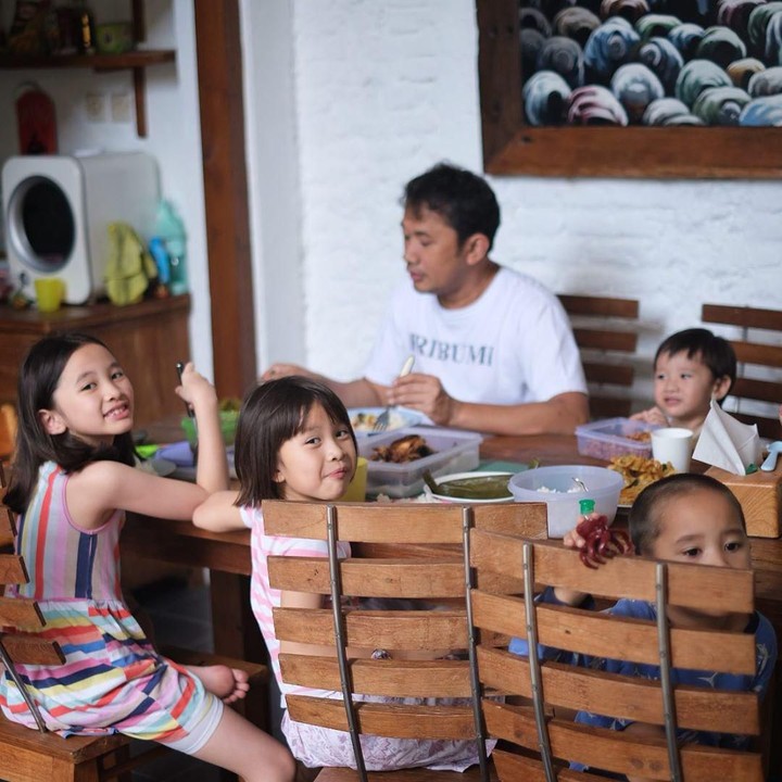 <p>Di caption foto ini Zaskia menulis, "Moment mahal karena sangat jarang terjadi tiap makan bisa duduk bareng satu meja... #dirumahaja". (Foto: Instagram @zaskiadyamecca)</p>