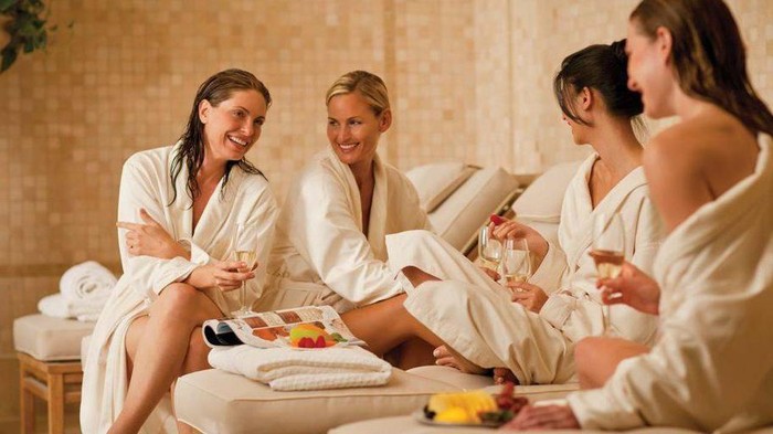 Anti Boring! Lakukan Kegiatan Seru Ini Saat Staycation Bareng Keluarga