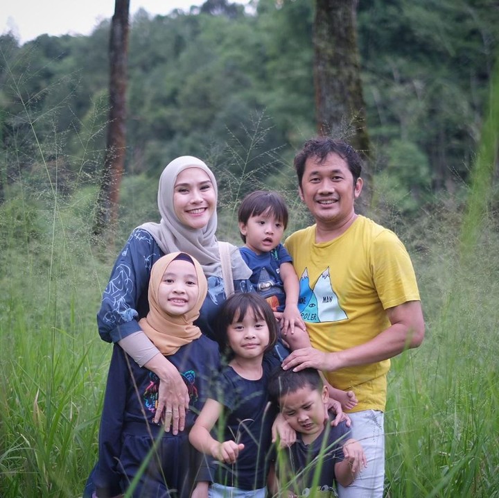 <p>Selamat menikmati karantina mandiri di Jogja. Sehat selalu ya, Zaskia dan Hanung sekeluarga. (Foto: Instagram @zaskiadyamecca)</p>