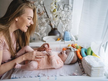 9 Aktivitas untuk Merangsang Perkembangan Bayi 0-6 Bulan