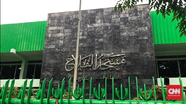 Masjid Al Falah di Surabaya tak lagi menggelar salat berjamaah. Pengurus masjid juga memodifikasi azan dengan tambahan ajakan untuk salah di rumah.
