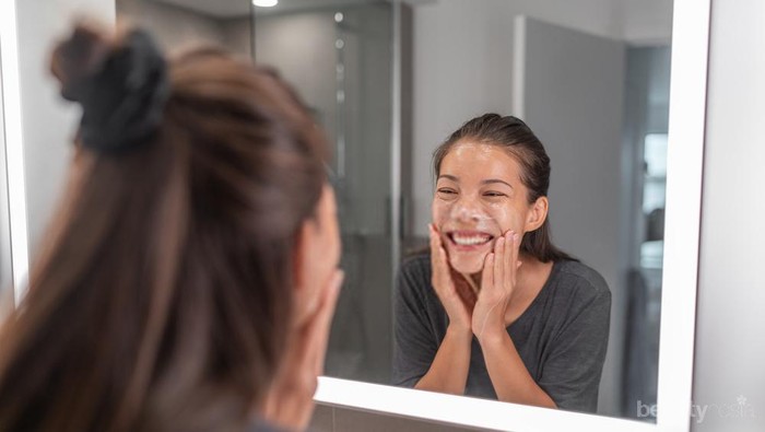 Bersihin Makeup Pakai Cleansing Oil, Memang Apa Sih Manfaatnya? Bersihin Makeup Pakai Cleansing Oil, Memang Apa Sih Manfaatnya?