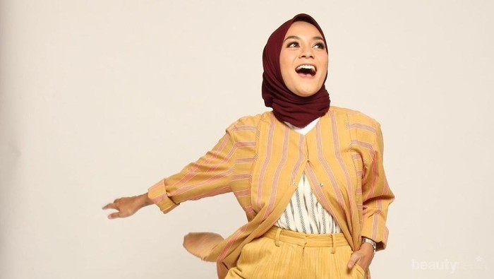 5 Tips Trendi Pakai Tunik Kekinian ala Enno Lerian