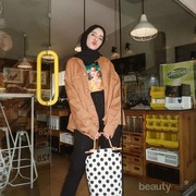 Hijabers Ingin Bergaya Boyish? Contek Style ala Aghnia Punjabi yang Swag Abis Ini!