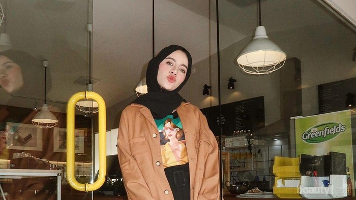 Hijabers Ingin Bergaya Boyish? Contek Style ala Aghnia Punjabi yang Swag Abis Ini!