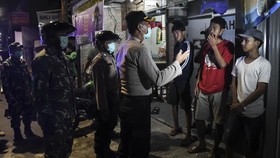 FOTO: Razia Kerumunan Demi Cegah Penyebaran Virus Corona