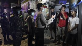 FOTO: Razia Kerumunan Demi Cegah Penyebaran Virus Corona