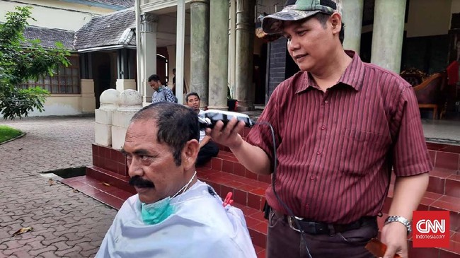 Menggunduli rambut dalam tradisi Jawa merupakan simbol membuang kesialan.