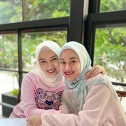 Adu Gaya Hijab Pastel Artis Muda Melody Laksani dan Dinda Hauw