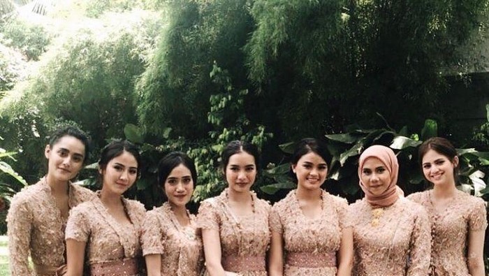 Selasa Berkebaya! Ini 6 Inspirasi Model Kebaya Modern yang Bisa Kamu Gunakan