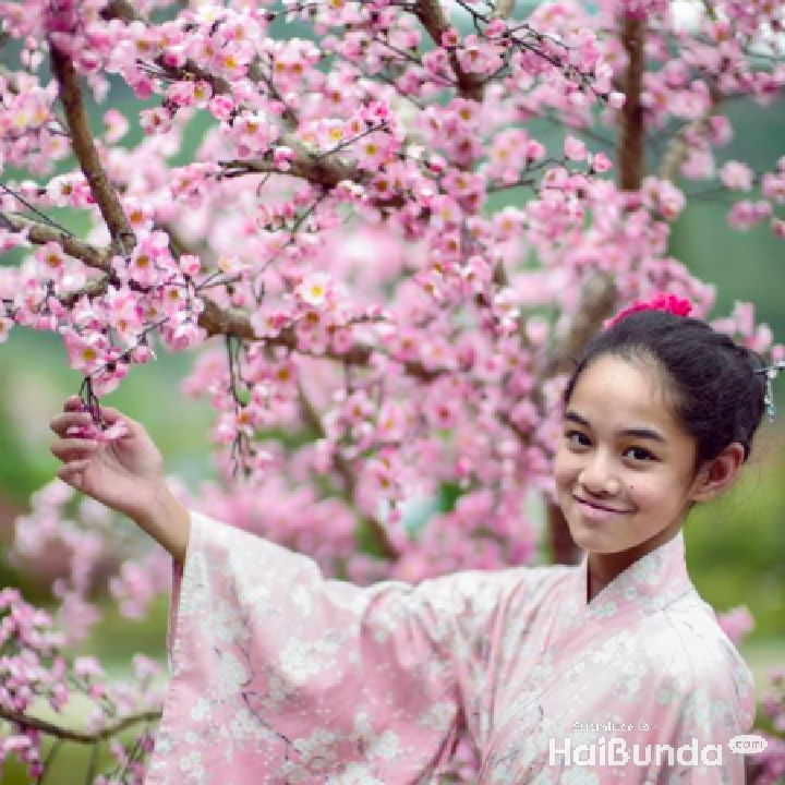 <p>Foto di depan pohon sakura dan bergaya dengan Kimono, mirip putri Jepang enggak nih, Bun? (Foto: Instagram/@rio.stokhorst)  </p>